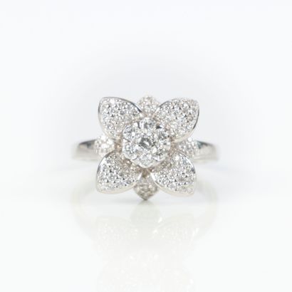 Flower ring in white gold (750‰), set with...