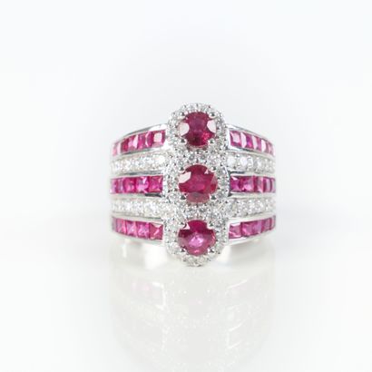 Important white gold (750‰) band ring, set...