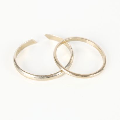 2 white gold wedding rings, engraved. TDD...