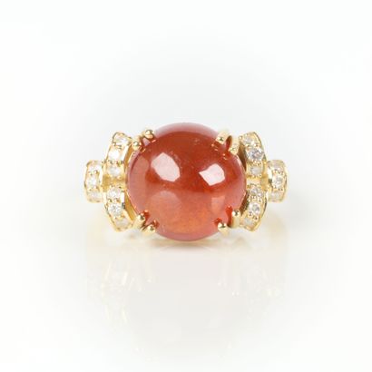 Gold ring (750‰) set with a round cabochon...