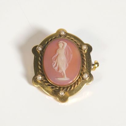 Gold brooch set with an oval hardstone cameo...