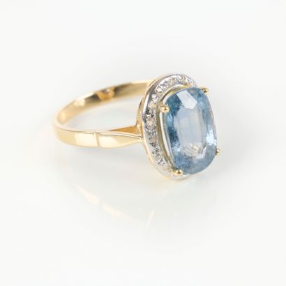 Two-tone gold ring (750‰), set with an oval-cut...