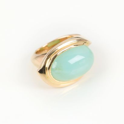 Important contemporary ring in polished gold...