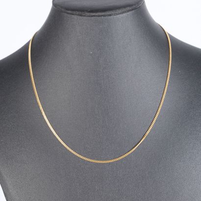 Gold curb chain. Length: 42 cm. 3,93 g