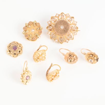 Gold rosette brooch set with small pearls...