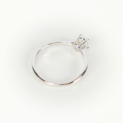 Solitaire in white gold (750‰) set with an...
