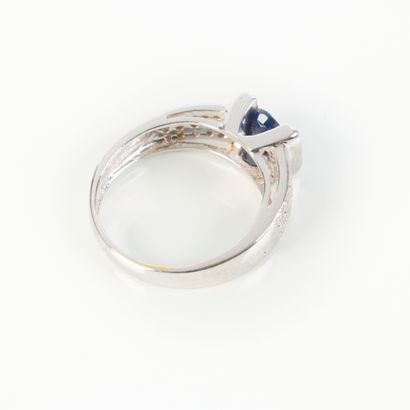 White gold ring (750‰), set with an oval-cut...