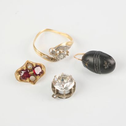 Gold jewelry set with imitation stones: pendant,...