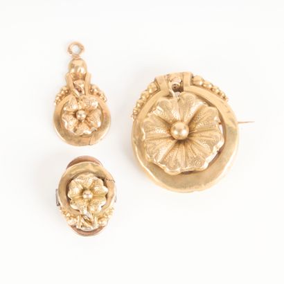 Gold brooch with floral motif, matching pendant...