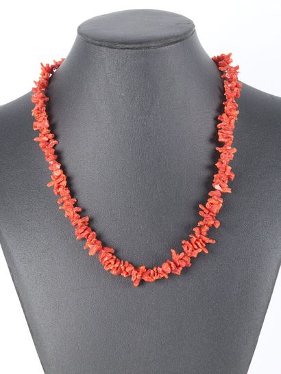 Necklace of coral fragments. 49 cm