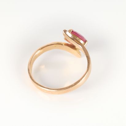 Pink gold ring (750‰), set with an oval pink...
