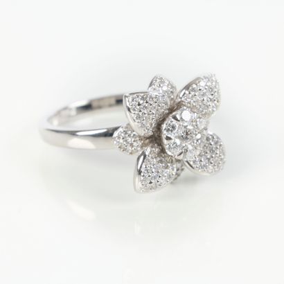 Flower ring in white gold (750‰), set with...