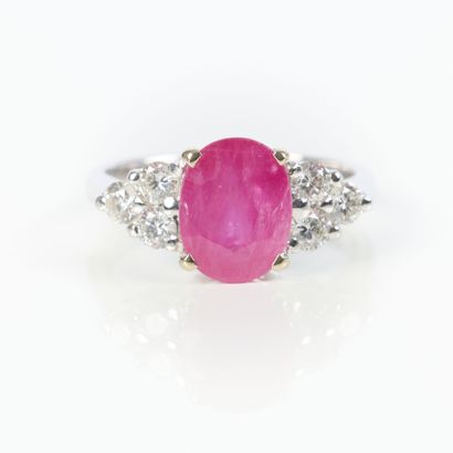 Ring in white gold (750‰), set with an oval-cut...