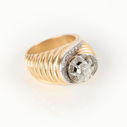 Gold and platinum tons ring set with an old-cut...