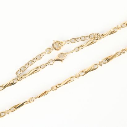 Fancy gold chain with safety chain. 38 cm....