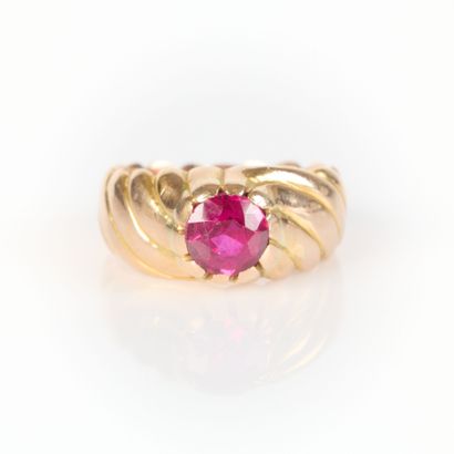 Gold (750‰) ring with twisted decoration...