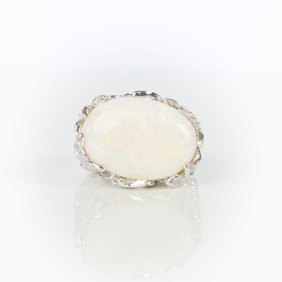 A large white gold (750‰) ring set with an...