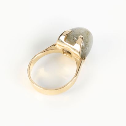 Gold ring (750‰), set with a dome-cut star...