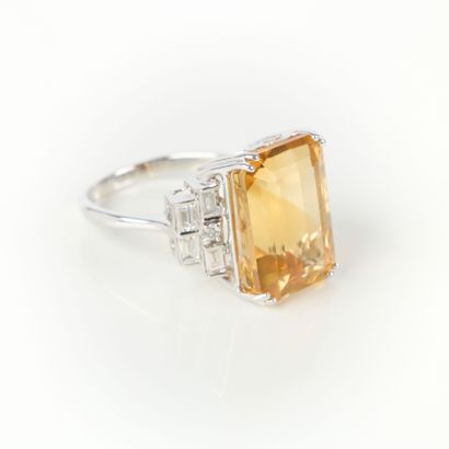 White gold ring (750‰) set with an emerald-cut...