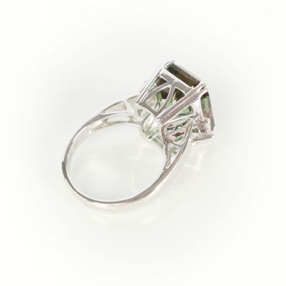 White gold ring (750‰) set with an emerald-cut...