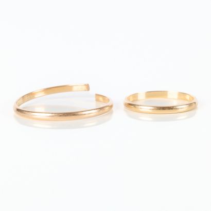 2 gold wedding rings, one cut. 3.89 g. 18...