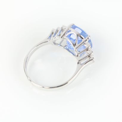 Ring in white gold (750‰), set with an unheated...