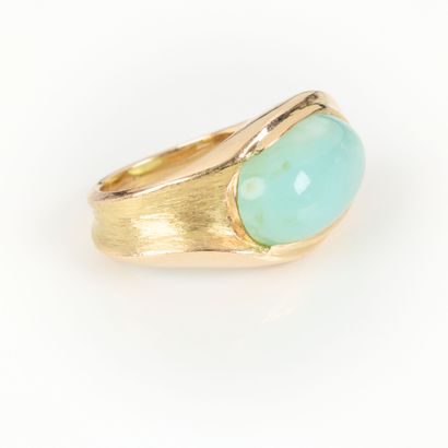 Important contemporary ring in polished gold...
