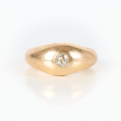 English-style gold band set with an old-cut...
