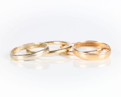 4 gold wedding rings, various sizes and designs....