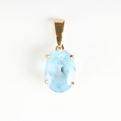 Gold pendant set with a brilliant-cut diamond...