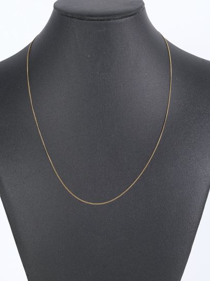 Curb chain in gold. Length 48 cm. 1.40 g...