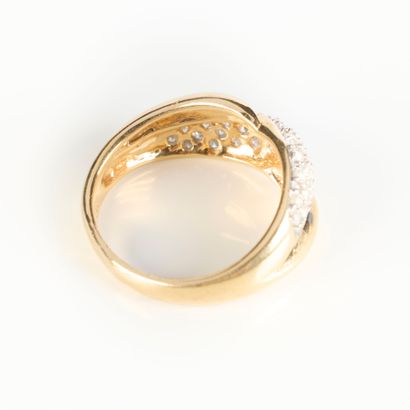 Two-tone gold ring (750‰), set with pavé...