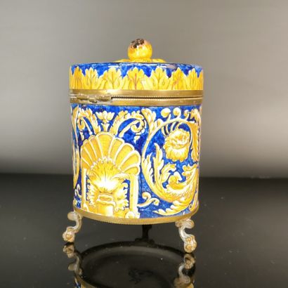 GIEN
Polychrome earthenware set, decorated...