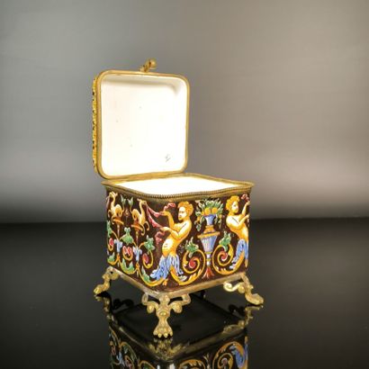GIEN
Polychrome earthenware box with Renaissance-style...