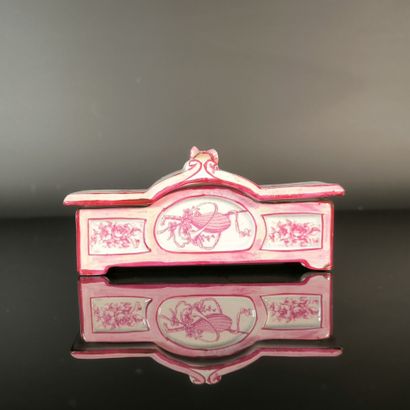 GIEN
Small rectangular earthenware box decorated...