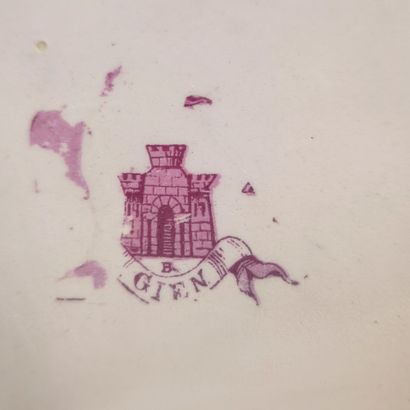 GIEN. Lot: 
- Polychrome earthenware inkwell,...