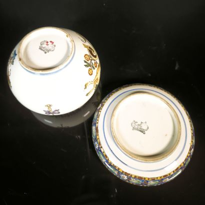 GIEN. Set of two pieces in polychrome earthenware,...