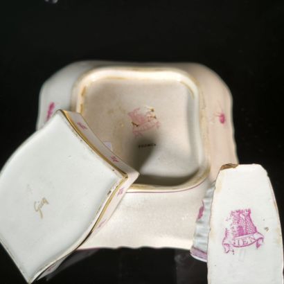GIEN. Lot: 
- Wall-mounted earthenware flower...