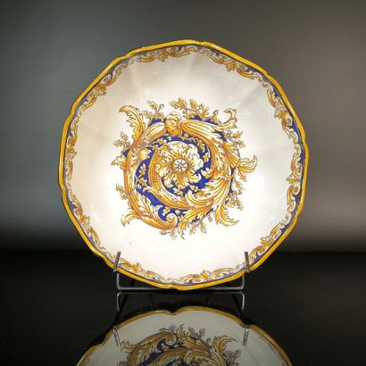 GIEN
Round bowl made of polychrome earthenware,...