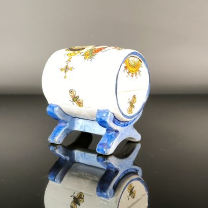 GIEN
Barrel-shaped piggy bank on a stand,...
