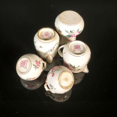 GIEN. Set of 5 polychrome earthenware pieces,...