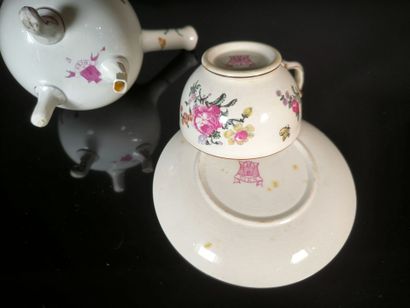 GIEN. Lot: 
- Polychrome earthenware “Verseuse...