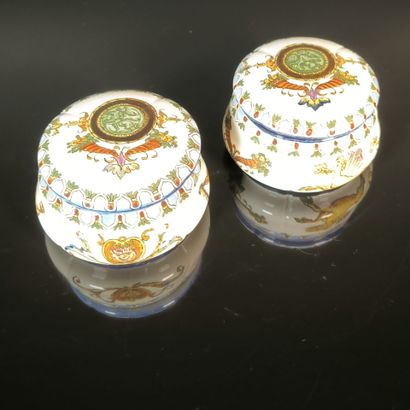 GIEN
Two round polychrome earthenware boxes...