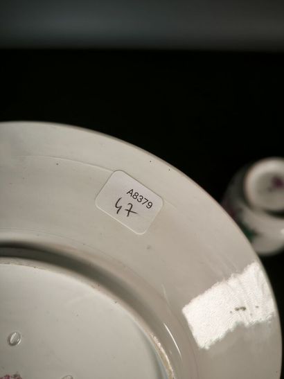 GIEN. Lot: 
- Polychrome earthenware inkwell,...