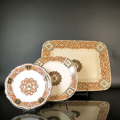 GIEN. Lot: 
- Large rectangular dish in polychrome...
