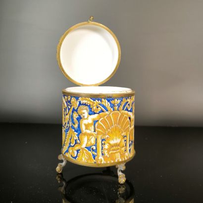 GIEN
Polychrome earthenware set, decorated...