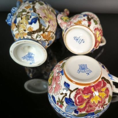 GIEN. 3-piece set: 
- Polychrome earthenware...