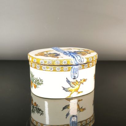 GIEN
Oval polychrome earthenware box with...