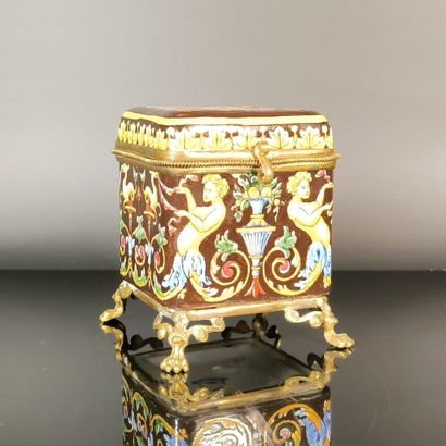 GIEN
Polychrome earthenware box with Renaissance-style...
