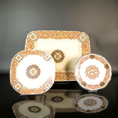GIEN. Lot: 
- Large rectangular dish in polychrome...